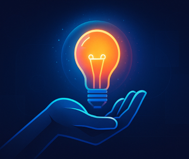 Hand hält leuchtende Glühbirne als Symbol für Ideen und Potenzial