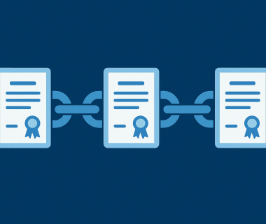 Symbolgrafik mit drei digitalen Zertifikaten, die durch Kettenglieder verbunden sind