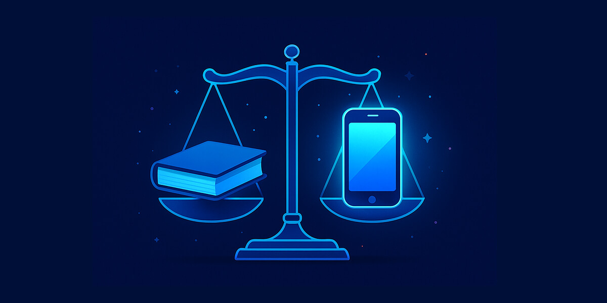 Digitale Waage mit Buch und Smartphone als Symbole für traditionellen und modernen Unterricht