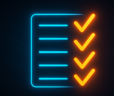 Leuchtendes Icon einer Checkliste mit vier orangefarbenen Häkchen auf dunklem Hintergrund