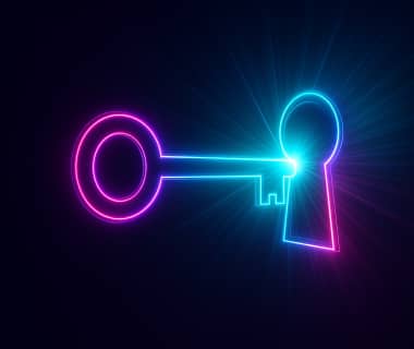 Leuchtender Schlüssel öffnet ein Schlüsselloch in Neonfarben