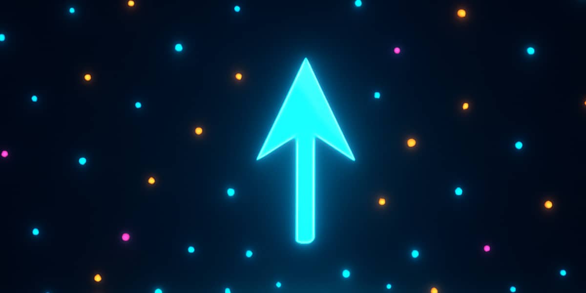 Leuchtender blauer Pfeil nach oben vor bunten Lichtpunkten auf dunklem Hintergrund