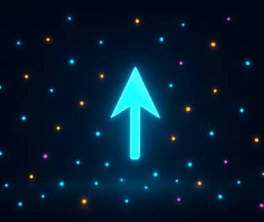 Leuchtender blauer Pfeil nach oben vor bunten Lichtpunkten auf dunklem Hintergrund