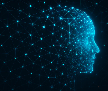 Digitales Netzwerk in Form eines menschlichen Kopfes als Symbol für kollektives Lernen